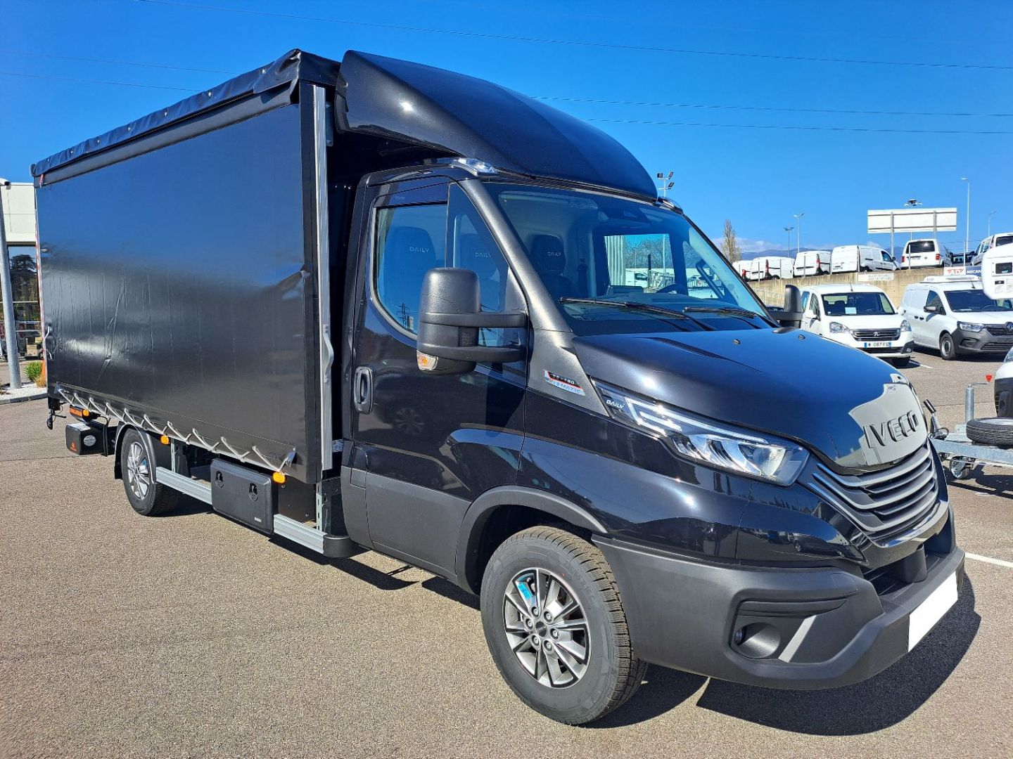 IVECO DAILY - 35S18 A8 CAISSE REHAUSSABLE (2025)
