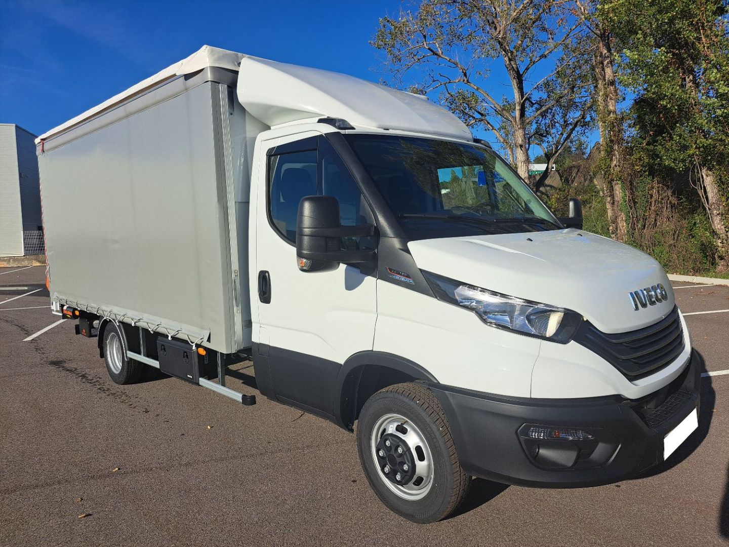 IVECO DAILY - 35C18 A8 REHAUSSABLE (2024)