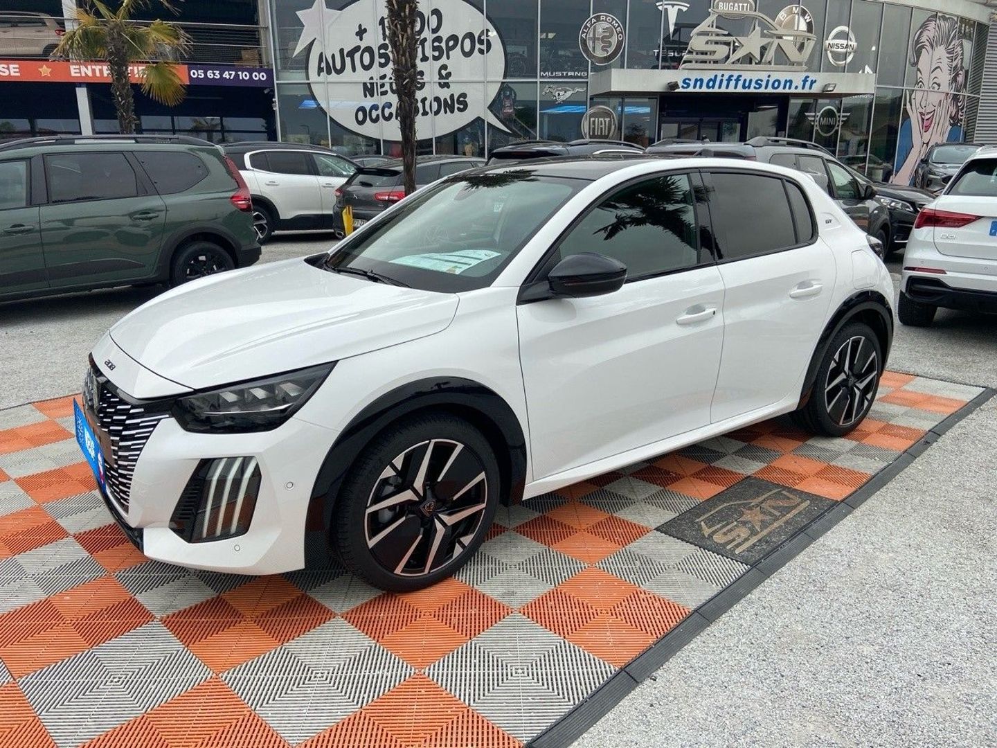 PEUGEOT 208 - Hybrid 136 GT e-DCS6 GPS Toit Pano Caméra 360°