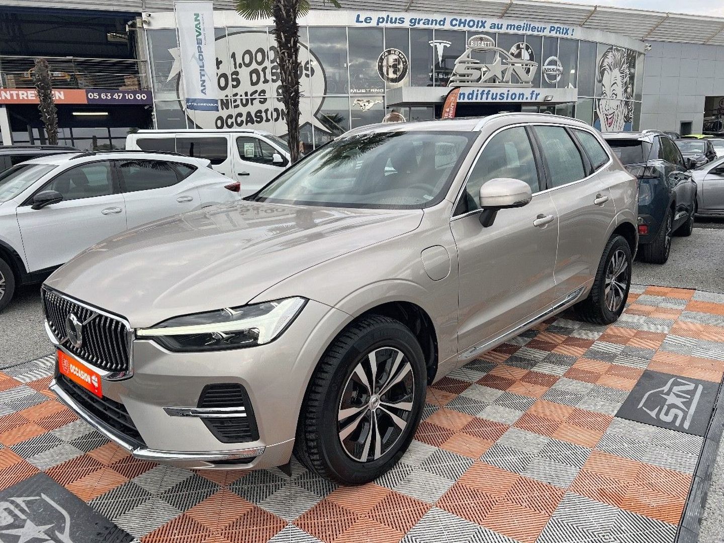 VOLVO XC 60 - T6 AWD PHEV 350 BVA8 CORE BRIGHT Toit Pano Caméra Hayon JA 18"