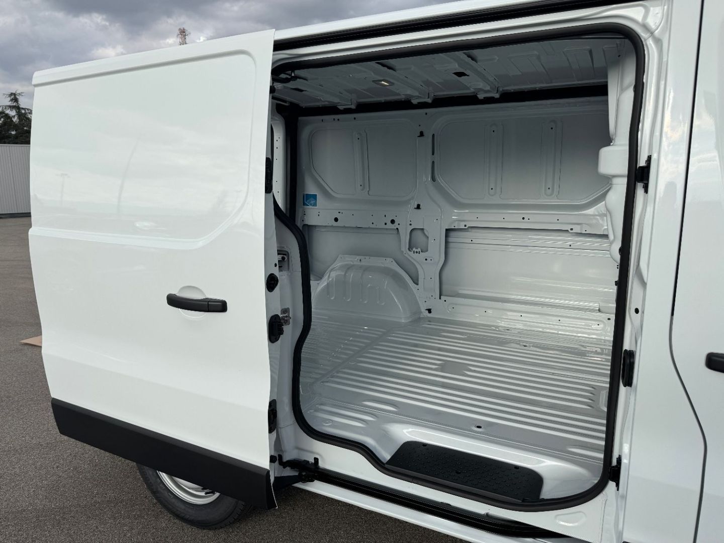 RENAULT TRAFIC FOURGON - L1H1 3T BLUE DCI 150 AUTO BVA9 RED EDITION