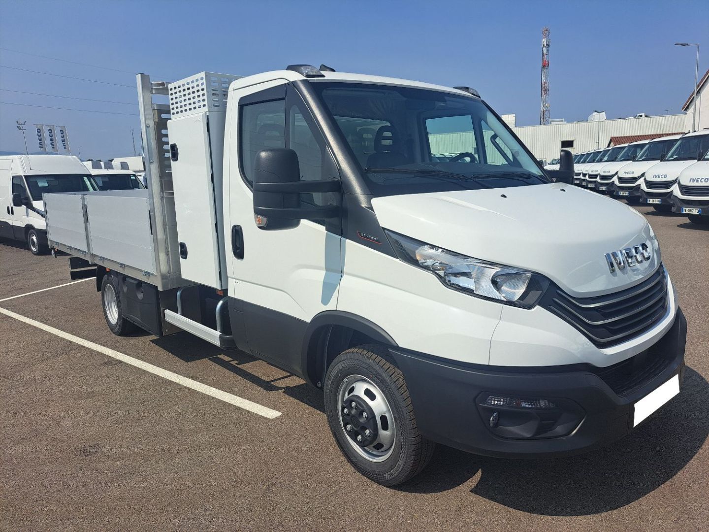 IVECO DAILY - 35C18 PLATEAU COFFRE FACADIER